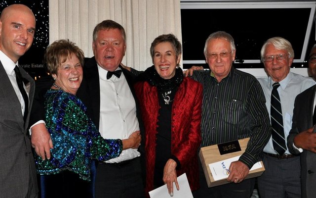 Vlnr is dr Michael Cardo (LP), Raadsdame Nicolette Botha-Guthrie, Johan Visser, Avis MacIntyre, Chris Neethling, Nigel Payne en Masizole Mnqasela (LPP) 